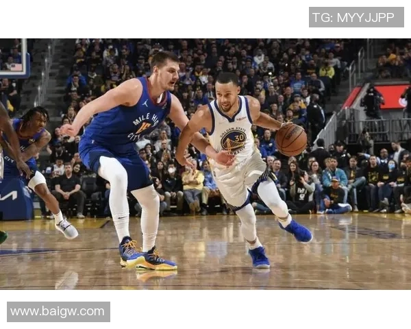 湖人对决马刺精彩纷呈赛季焦点之战引发球迷热议 湖人对决马刺精彩纷呈赛季焦点之战引发球迷热议