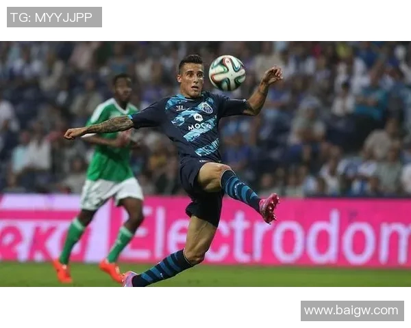 艾维斯与摩里伦斯激战正酣谁能在这场较量中笑到最后